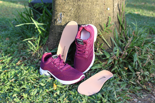 Stundenlang auf den Beinen? Diese Schuhe entlasten bei empfindlichen Fersen, Schwellungen und Schmerzen.